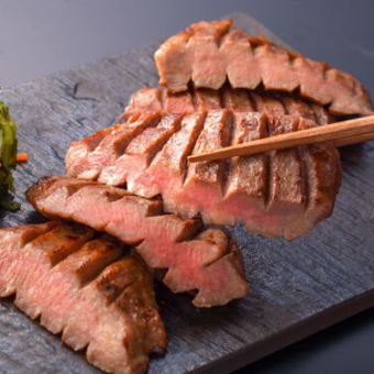 Offal hot pot, grilled beef tongue, and sashimi are also available! 9 delicious dishes for 2,700 yen + all-you-can-drink 1,800 yen (total 4,950 yen including tax)