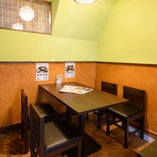 There is also table seating for 4 people.Of course, group use by connecting seats is also OK♪