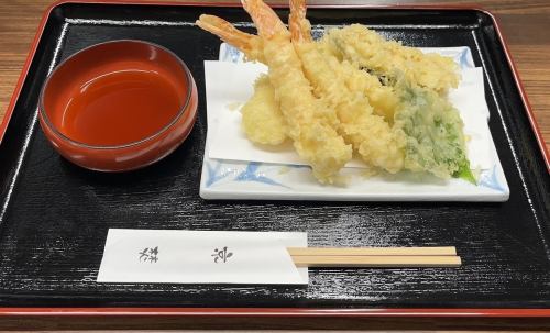 Assorted tempura (shrimp, squid, vegetables)