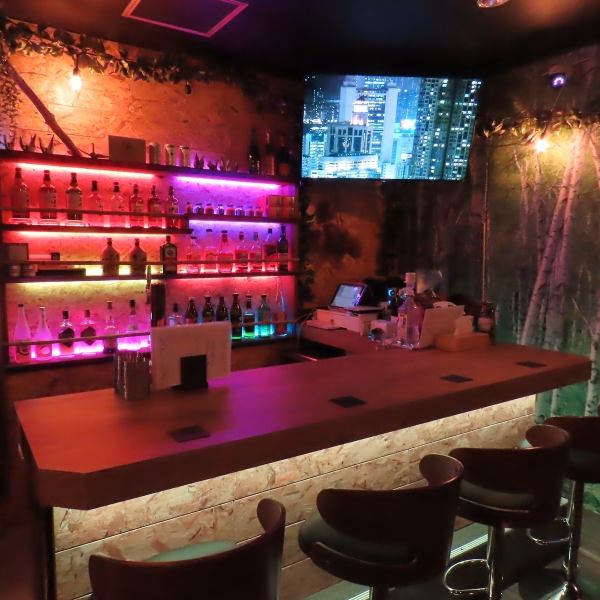 おひとり様でのご来店時も気軽に座れるカウンター席もございます◎気分にあわせて選べる多彩なフードメニューやドリンクメニューをご用意してお待ちしておりますので、お仕事帰りの一杯や遊びに行ったついでのもう一軒にぜひお立ち寄りください♪