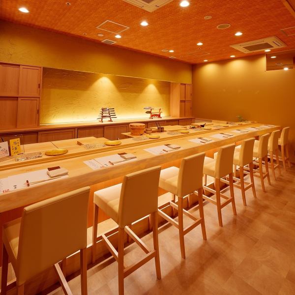 落ち着いた雰囲気の店内は、お店の前にはカウンターが8席。目の前で職人が鮨を握る姿をご覧いただけます。