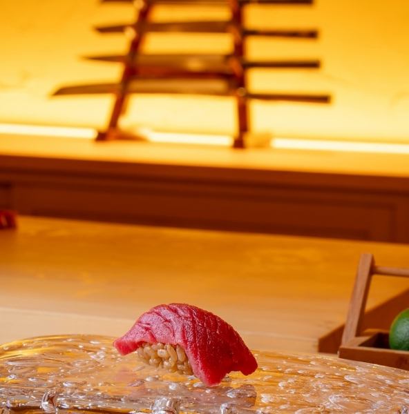 最高級感のある落ち着いた空間で、お食事をお楽しみください。カウンター席は、8名様用、テーブルご用意もございます。デートやご友人との飲み会などにもおすすめです。個室は、掘りごたつでのご利用にもご対応いたします。