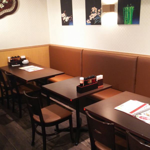 The interior is chic and calm based on brown.It is an atmosphere where people of all ages can relax and enjoy their meals.The table seat has a sofa on one side, so it is easy to use for customers with small children.Feel free to tell us that you can change the seat layout according to the number of people.