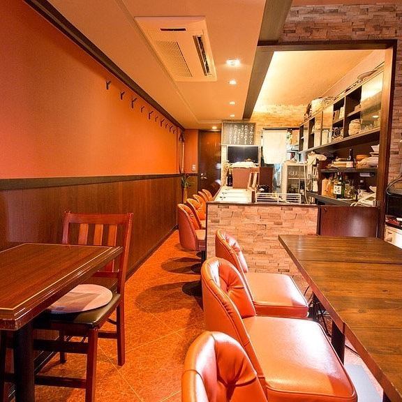 和食店だからこそカウンターで!気さくな店主がカウンター席でお出迎え。ご注文いただいた美味しい料理や、天候などその時々でおススメのお酒をチョイス致します。お客様にしばらくを多く知ってもらいたい。そんな気持ちの溢れるカウンター席をご利用下さいませ。