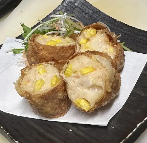 炸豆腐皮包裹虾仁和玉米。