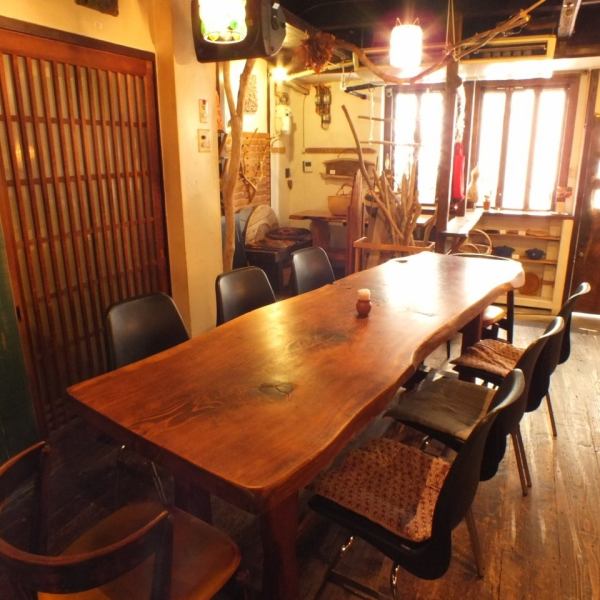 【8名テーブル×1卓】ゆったり座れるテーブル席。会社宴会、女子会、ご家族、お仲間内など、様々なシーンでご利用ください。店内の雰囲気を愉しみながら、落ち着いた時間をお過ごしいただけます。京セラドームからも徒歩10分♪