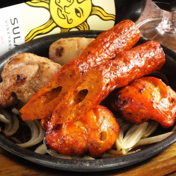 [Eat this absolutely] Our restaurant is the most popular ♪ Liquor is also recommended [Popular mixed grill <Charcoal grilled with clay pot>]