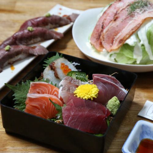 [Small Sashimi Box] 5 types of sashimi that change depending on what's in stock for 550 yen!