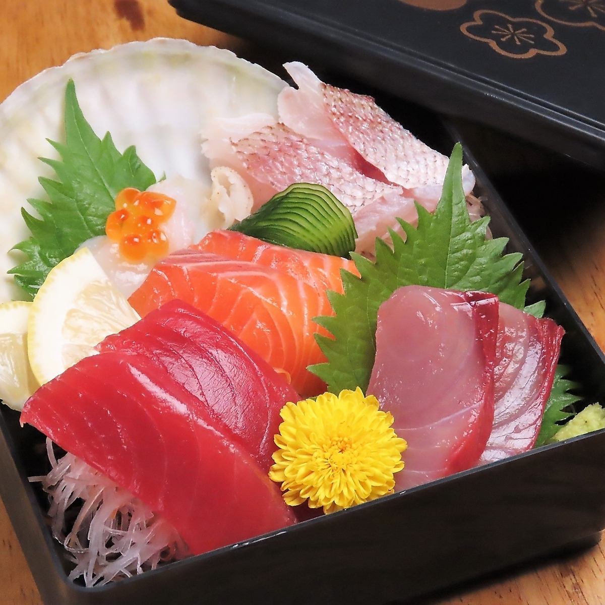 根據採購情況，生魚片有5種，價格高達550日圓！