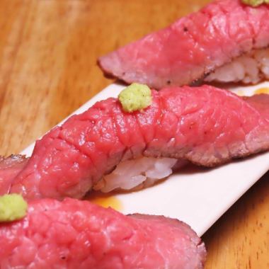 包含2小时无限畅饮生啤(主菜是经典牛排,一道经典的肉类菜肴),7道菜,包括肉寿司,售价4900日元。