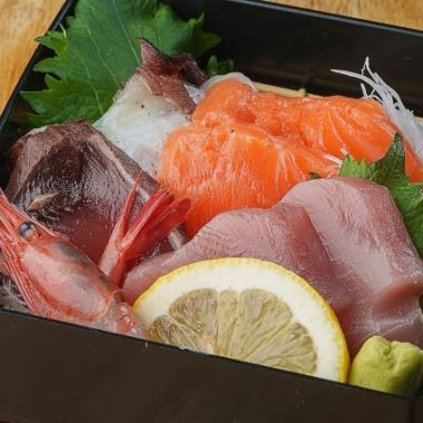 包含2小时无限畅饮生啤(标准鱼类套餐,含什锦刺身),7道菜,4900日元