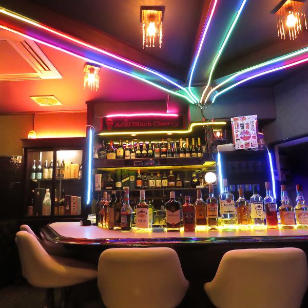 ネオンが優しく灯る店内は、大人の隠れ家のような落ち着いた雰囲気。朝方まで営業しておりますのでゆったりと過ごせます。オリジナルカクテルや珍しいお酒をコスパ良く楽しめる、お一人様にも人気のバーです。