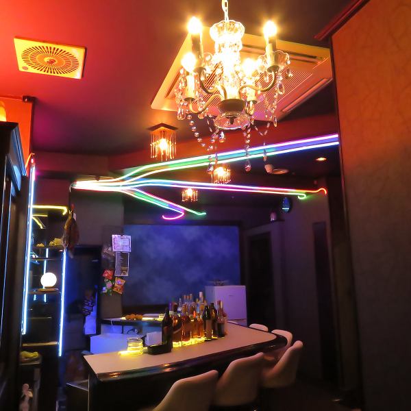 カウンター7席と5名用テーブルをご用意。朝まで営業しており、二軒目・三軒目にも最適。希少なお酒や創作カクテルをリーズナブルに楽しめます。貸切も気軽にご相談ください。