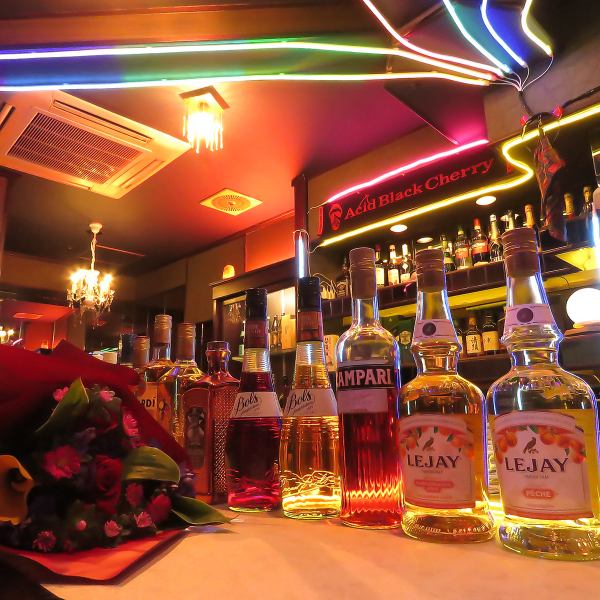 ネオンの光に包まれた店内は、非日常を感じる大人の癒し空間。カウンター7席とテーブル1つのアットホームな雰囲気で、お一人様でも居心地抜群。オリジナルカクテルや限定酒をコスパ良く味わえ、朝方まで楽しめる隠れ家的バーです。