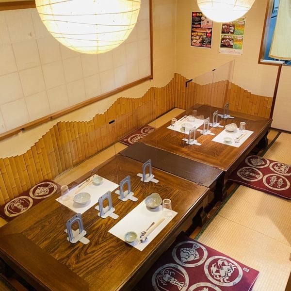 【掘りごたつ式個室】最大１２名様でご利用いただけますが、現在はお席間隔を広めに２～４名様でもご案内致します。課ごとの小規模宴会やご家族での会食など小規模でのご宴会におすすめです。※各席取り外し可能なパーテーションを設けております。