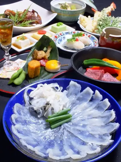午餐和晚餐都可以享用新鲜的河豚料理!非常适合与家人或伴侣共度美好时光。
