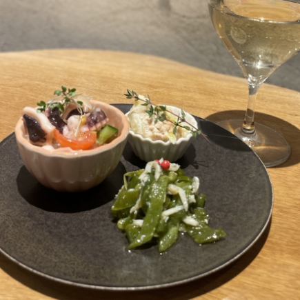 【11:00～17:00】 HAPPY HOUR ★ 1ドリンク&ウオチカ特製前菜3種盛り合わせ