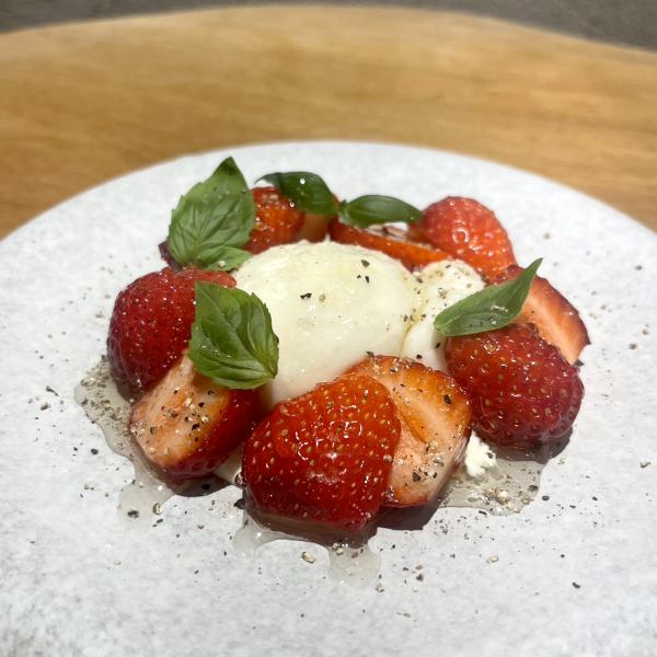 いちごとブッラータのカプレーゼ