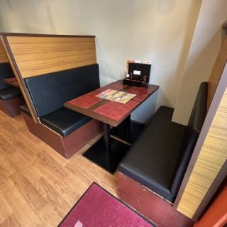 【4名テーブル×3席】たくさんお料理を載せられる広いテーブルは、ご宴会にピッタリ！セクワ(ネパールの串焼き)やタンドリーチキンなどおつまみメニューも多数ご用意しております。