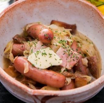 土豆和粗糙的香腸煮的酸菜