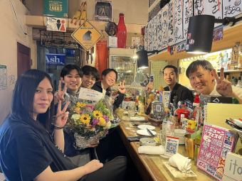 常客們推薦坐在廚房正前方的吧台座位！這是一個結識老闆的好機會！