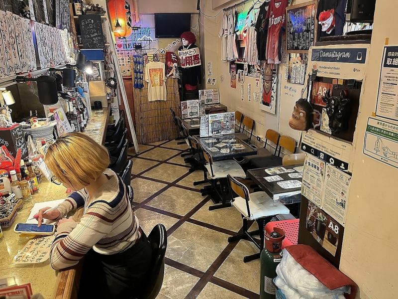 【一人呑み初心者に最適・こだわりのカウンター】仕事帰り、今日は自分のための一杯。国立で20年以上続く居酒屋のカウンターで、世界のビールをゆっくり飲み比べ。女性一人でも安心して過ごせる落ち着いた空間。料理人の料理とともに、自分だけの贅沢な夜時間を。静かに乾杯したくなる、大人の一人飲みの居場所です。