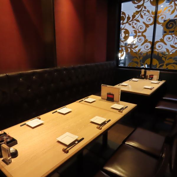 赤を基調とした店内は焼鳥屋の概念にとらわれないモダンでいてノスタルジックな造り。個室の仕切りを外して貸切のご宴会も最大22名様まで可能となっております！お気軽にお問い合わせください！