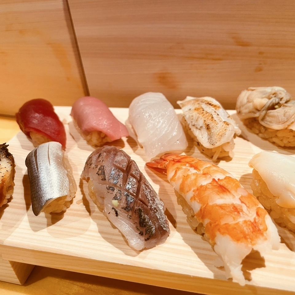 自製紅醋壽司，1個100日圓起。營業至深夜。