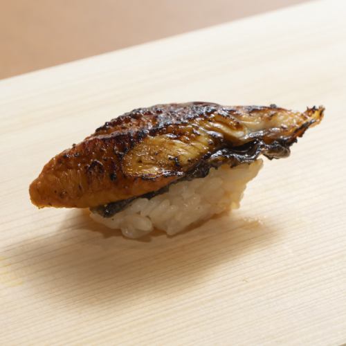 [For second or subsequent visits] Authentic red vinegar sushi made by a skilled chef right in front of you, all sushi toppings starting from 100 yen each.