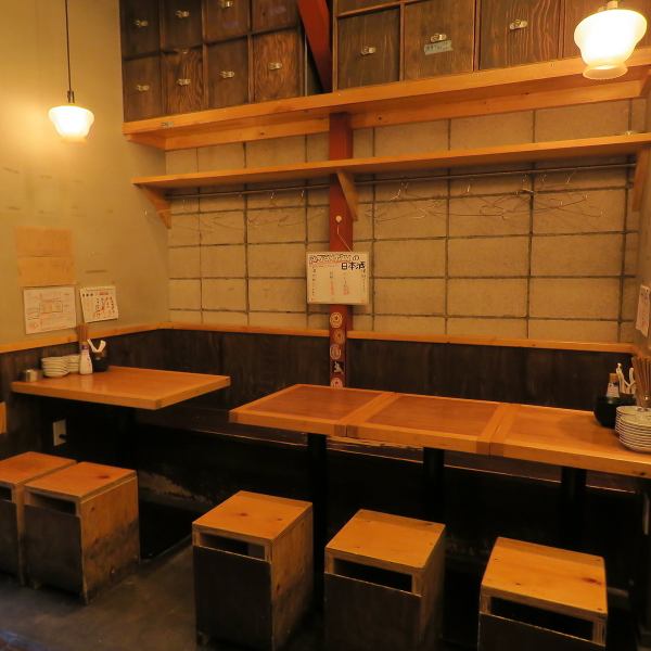 スタッフとの距離が近く、気さくな会話が楽しめる雰囲気が魅力。賑やかで温かみのある空間は、初めて訪れる方でもすぐに馴染めます。店員はフレンドリーで、おすすめの料理やお酒を気軽に聞けるのも嬉しいポイント。賑やかながらも居心地の良い空間で、仲間とワイワイ楽しむのはもちろん、一人でも気軽に立ち寄れるます。