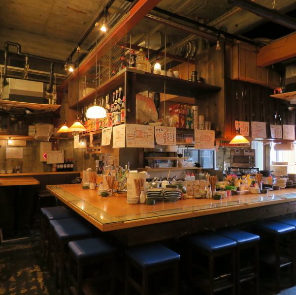 カウンター席はデートやご友人での利用が多く、女性のお客様にも人気。料理やドリンクがスムーズに提供され、スタッフとの距離も近いため、目の前で調理の様子を楽しみながら、食事と会話を同時に満喫できます。一人飲みでも退屈せず、スタッフとのやり取りが気軽にできるのも魅力。