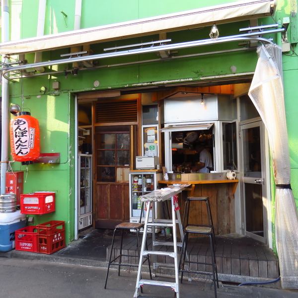 高円寺駅から徒歩2分とアクセス抜群。高架下に佇む隠れ家的な立地ながら、明るく活気ある雰囲気で入りやすいのが特徴です。仕事帰りの一杯や、週末の飲み会、気の合う仲間との集まりにも最適。ふらっと立ち寄っても、気づけば長居してしまう居心地の良さが、多くのリピーターを魅了しています。