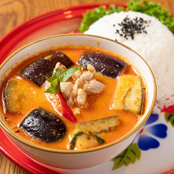 濃厚ココナッツとピーナッツのコク!本場タイの特製マイルドカレー