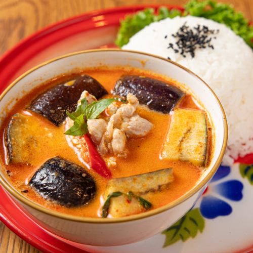 濃厚ココナッツとピーナッツのコク!本場タイの特製マイルドカレー