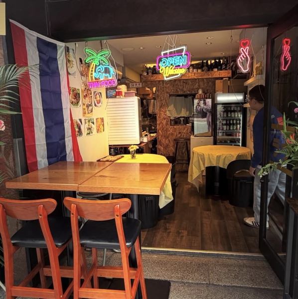 南船場の街中でありながら、開放感あふれるテラス席を完備しています。4名様テーブルが2卓あり、夜風を感じながら、賑やかな雰囲気の中でお食事を楽しめます。大人数でのご利用や、ランチタイムの開放的な雰囲気も人気です。テラス席で、本格的なタイの味と心地よい時間をお楽しみください。