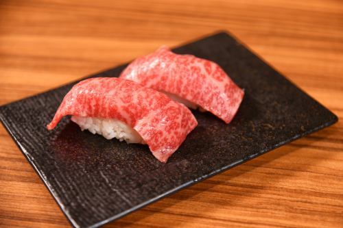 Grilled Japanese black beef loin sushi (2 pieces)