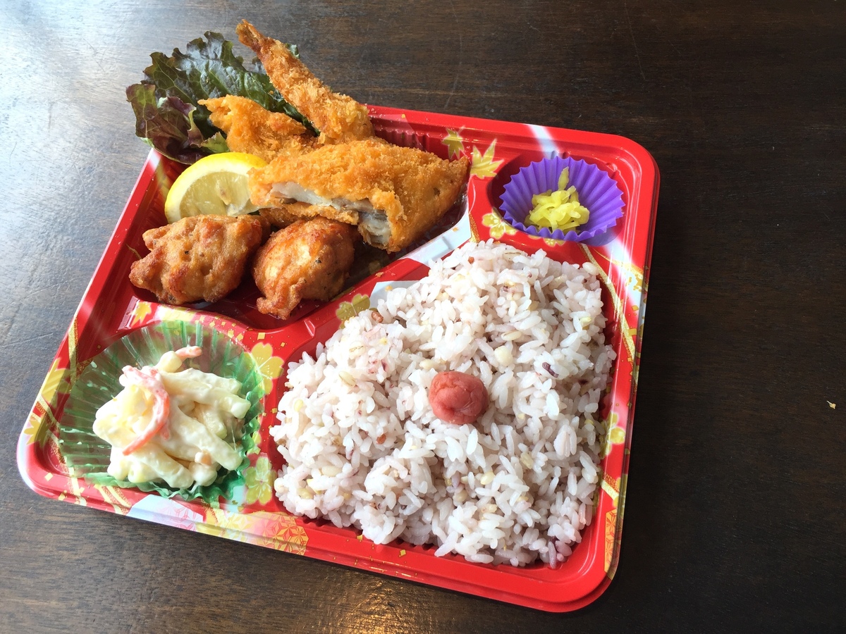 The MIRAI original fried chicken lunch box is also popular on weekdays only ♪