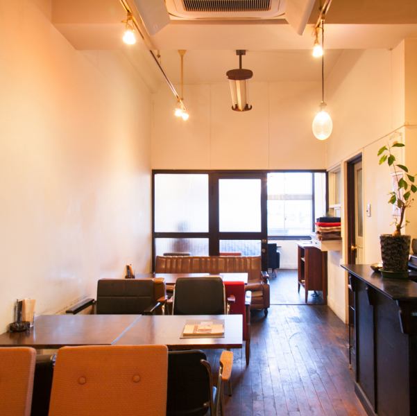 落ち着いた照明と日差しが差し込む店内は、ランチを楽しむのに最適です☆