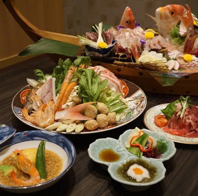 我们提供严选的静冈食材，包括每天采购的新鲜鱼类以及当地酒。