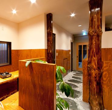 入口处使用红松。此外，地板由三角形木材制成，餐厅内部的细节设计旨在营造一种不仅可以享受美食而且可以身临其境的氛围。