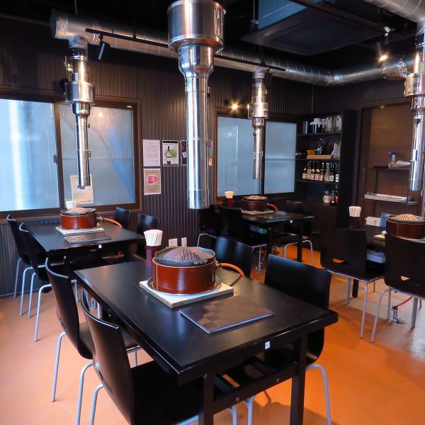 [Ideal for small groups ◎] We have seats on the 1st to 3rd floors ◎ There are 2 counter seats on the 1st floor, 4 table seats on the 2nd floor, and 10 on the 3rd floor. Table seats that can accommodate even a large number of guests♪ Wood grain walls and tables create a relaxing atmosphere♪