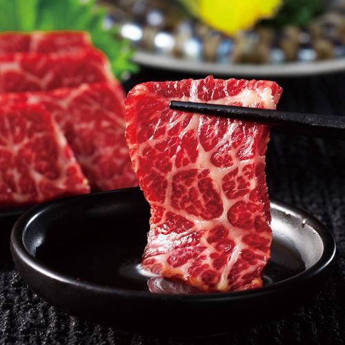 ●酒との相性も抜群な熊本産の馬刺しで一杯...