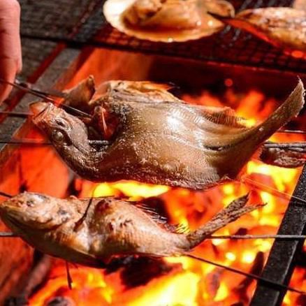 木炭烤的“鱼串”风格，引以为豪的鲜鱼和当地鸡肉♪