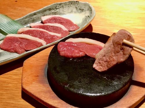 鴨ロースの石焼（シンプルに鴨肉を味わえる一品）