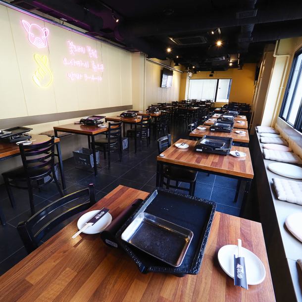 《宴会×吃到饱♪》装修后于2023年3月重新开业！方便的餐桌座位可用于各种宴会。