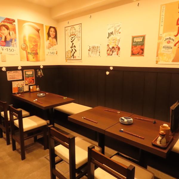 【宴会も可能なテーブル席◎カウンターで1人飲みも！】カウンター8席、テーブル席4×2席の計16席あり、デートや家族での利用はもちろん、宴会にもご利用いただけます！貸切も最大18人まで可能で、宴会にピッタリの飲み放題コースもございます！まずはお気軽にお電話かリクエスト予約にてお問い合わせください！