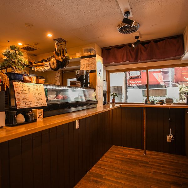 【サクッと立ち飲みOK】お一人様大歓迎の当店は、お仕事帰りやちょっと一杯飲みたい時にぴったり、カウンター席でゆったりとお過ごしいただけるお店です！店主のインスピレーションから生まれるその日の一品をぜひお楽しみください。気軽に立ち寄れる雰囲気で、素敵なひとときをお過ごしください。
