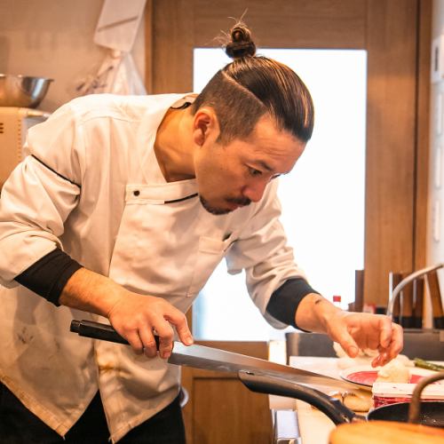 [A secret base for adults where veteran chefs show off their skills]