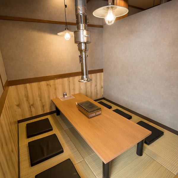 【座敷でゆったりと】最大6名様までご利用いただける半個室スタイル。プライベート感があり、友人との集まりや家族の食事など、どんなシーンにも◎座敷の魅力は、何と言ってもそのゆったりとした空間。靴を脱いでくつろげるので、リラックスしながら会話や食事を楽しめます。特に人気のお席なので、ご予約はお早めに！