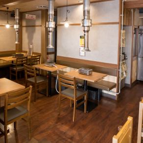 二人だけの特別な時間を演出する席。どこか特別な夜を演出したいなら、当店の2名掛けの席がぴったりです。落ち着いた照明と心地よい音楽が流れる中、二人で向き合う空間は、まるで映画のワンシーンのよう。カジュアルなデートや記念日のお祝いに、心ゆくまで会話を楽しむことができます♪ 